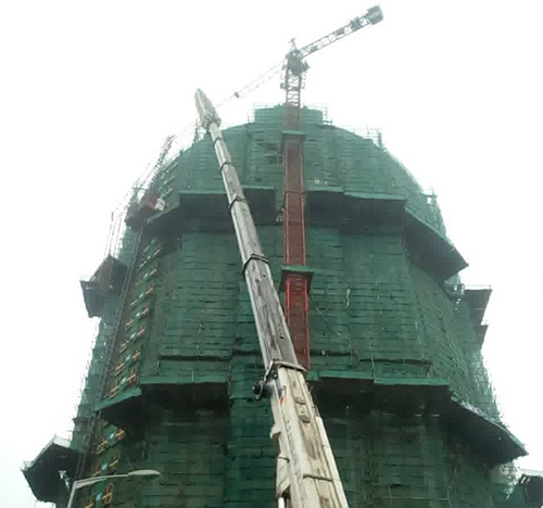 易县吊车在工地上作业
